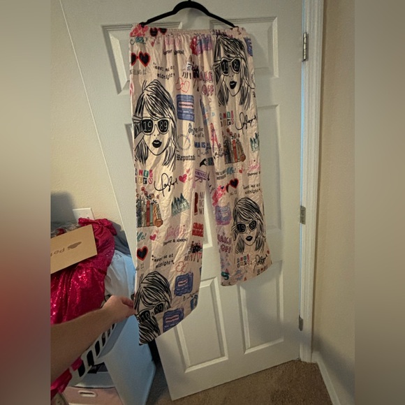 Taylor Swift Pajamas - Picture 2 of 6